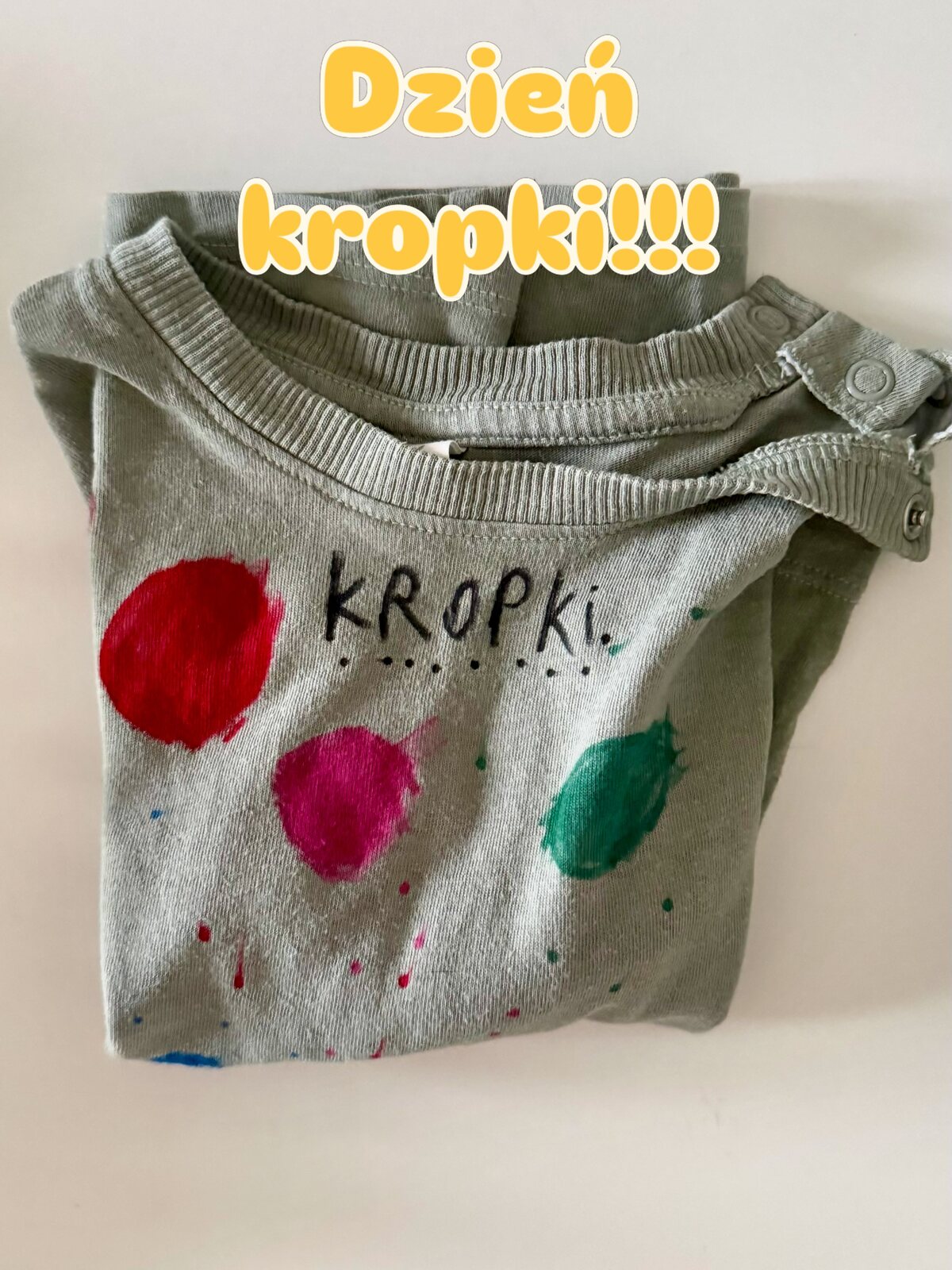 Szara bluzka Tadzia ozdobiona przez Mię kolorowymi kropkami na Dzień Kropki